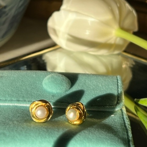 Wave stud earrings