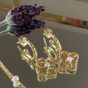 Pearl drop earrings